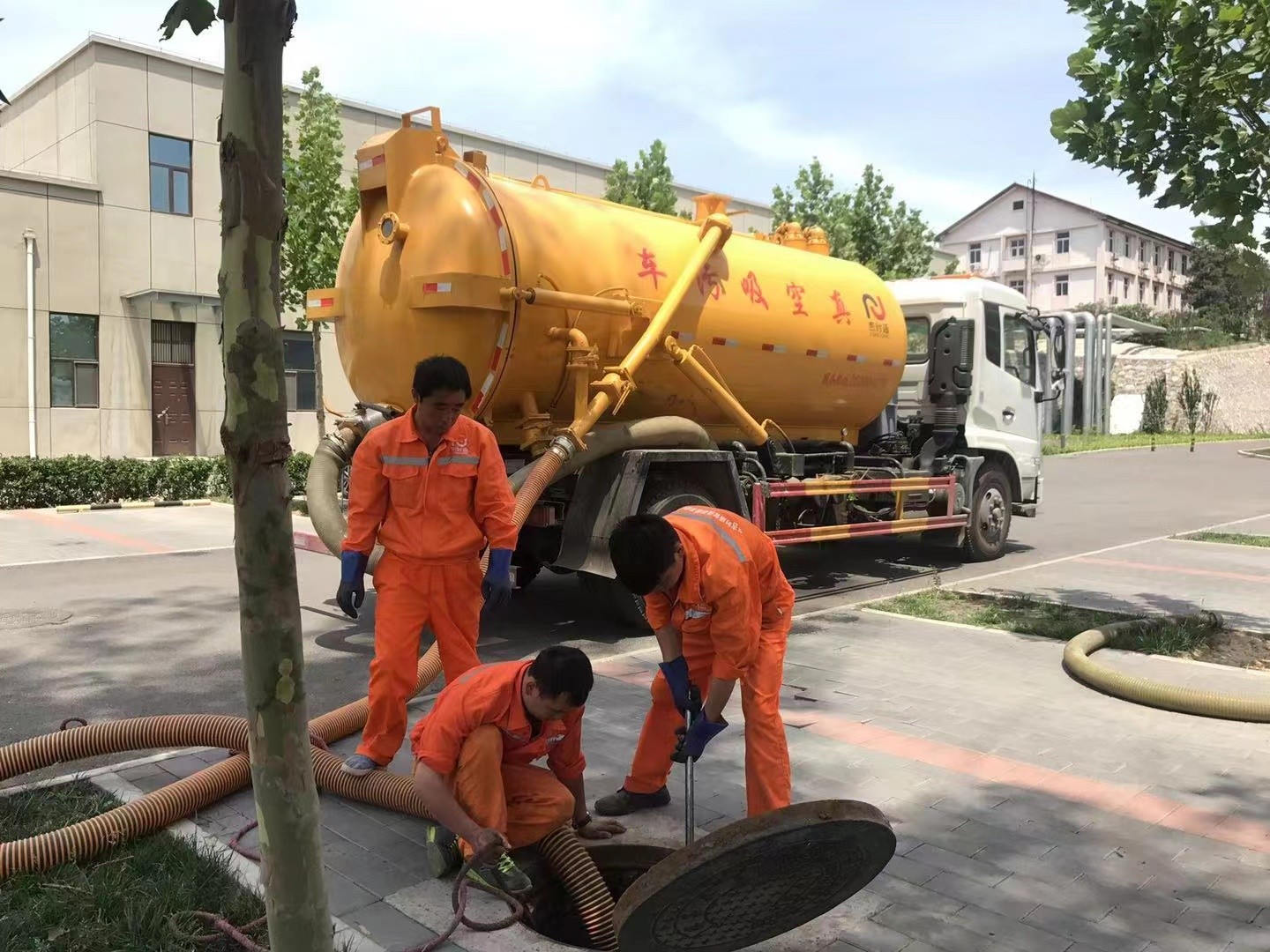 霍邱管道疏通车停在窨井附近